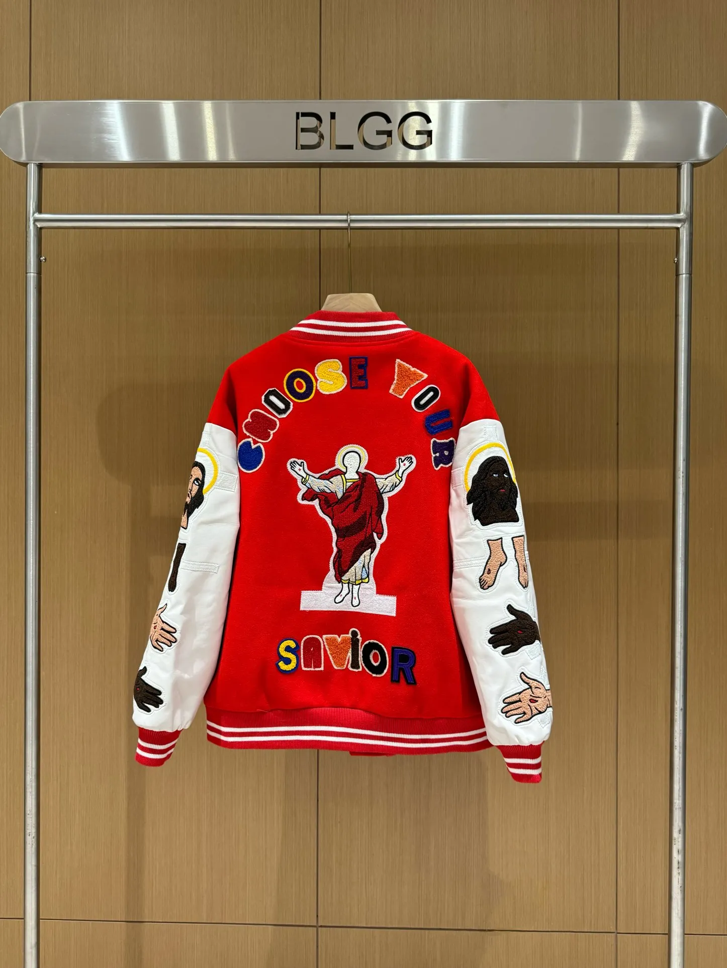 🧸High version SAINT MICHAEL high street vibe style ROCKY same heavy embroidered baseball jacket jacket for men and women p420 style number: 271# code number: S-XL high version heavy laser embroidery process quilted version one piece is enough for the winter in the north and south multiple splicing techniques for the whole piece YB customized dyeing color 3 times of pattern making to finalize heavy patch embroidery laser burning is required to carve out the template before embroidery can be carried out Only a few pieces are produced in a day, and the factory quantity is extremely low. It is different from the low-end versions on the market. You pay for the goods.
